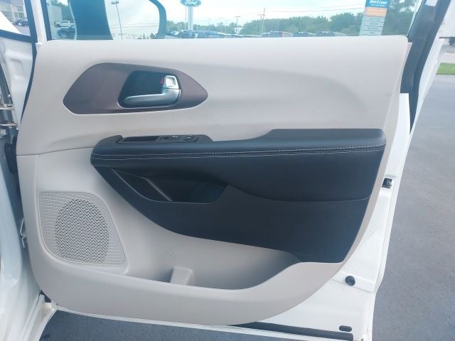 2024 Chrysler Voyager LX